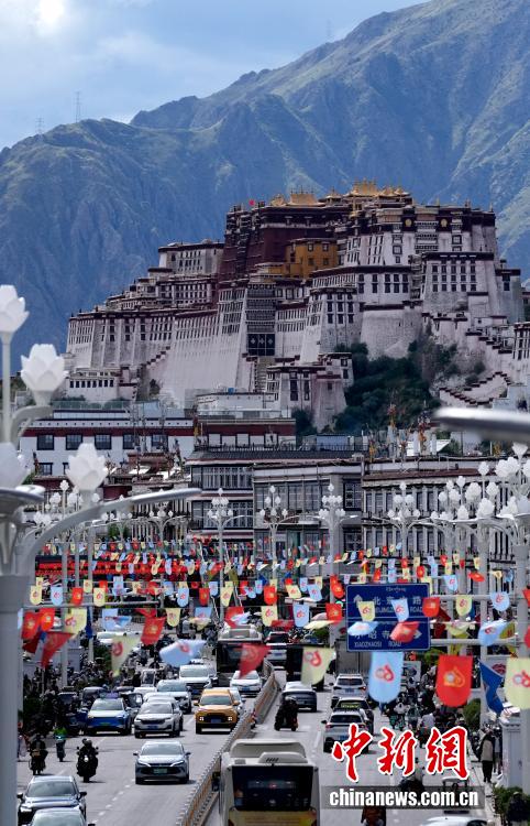 8月19日，随着西藏自治区成立60周年庆祝活动临近，拉萨氛围浓。拉萨街头，处处是张灯结彩的盛景，洋溢着一派祥和与欢腾的氛围。图为拉萨街头彩旗飘扬。