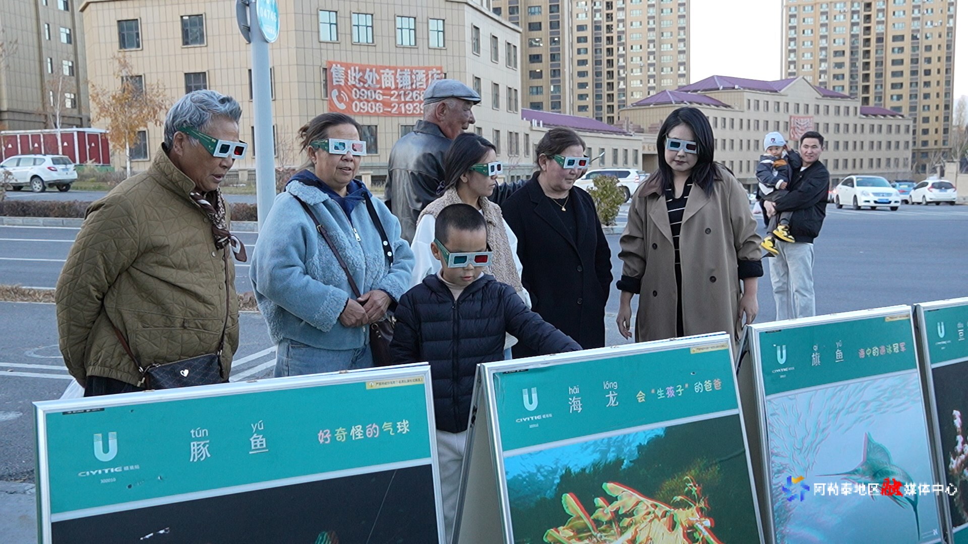 现场展列科普展牌让群众们学习科普知识。