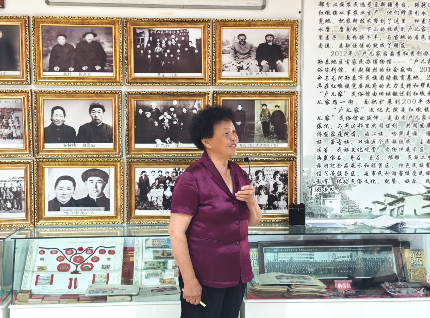 “户儿家”文化大院馆长李红秀为采访团讲解民族团结故事。吕路萍 摄