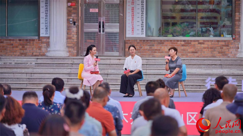 陈文静（中）、董晓丽（右一）作交流分享。人民网 李欣洋摄